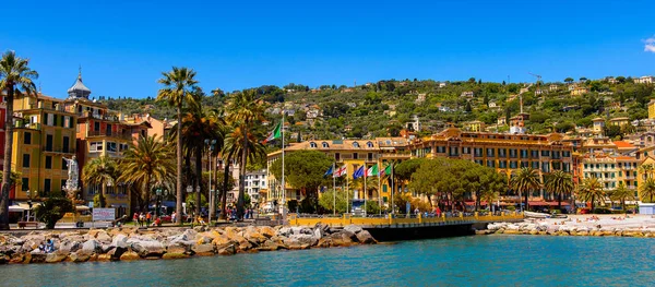 Santa Margherita Ligure, İtalya - 4 Mayıs 2015: Yazın popüler turistik destinasyon olan Santa Margherita Ligure'nin panoramik manzarası