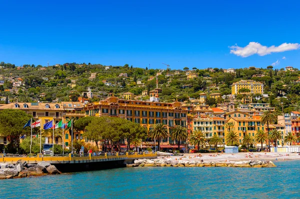 Santa Margherita Ligure, İtalya - 4 Mayıs 2015: Yazın popüler turistik destinasyon olan Santa Margherita Ligure'nin panoramik manzarası