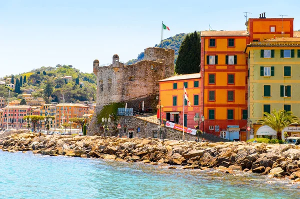 Santa Margherita Ligure, İtalya - 4 Mayıs 2015: Yazın popüler turistik destinasyon olan Santa Margherita Ligure'nin mimarisi