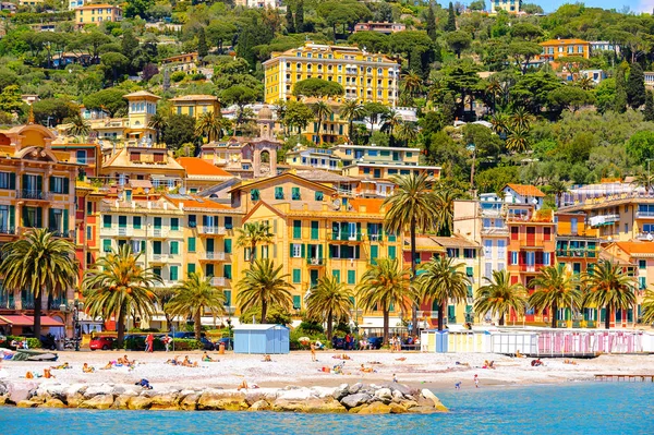 Santa Margherita Ligure, İtalya - 4 Mayıs 2015: Yazın popüler turistik destinasyon olan Santa Margherita Ligure'nin mimarisi