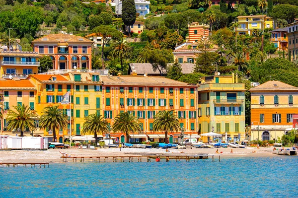 Santa Margherita Ligure, İtalya - 4 Mayıs 2015: Yazın popüler turistik destinasyon olan Santa Margherita Ligure'nin mimarisi