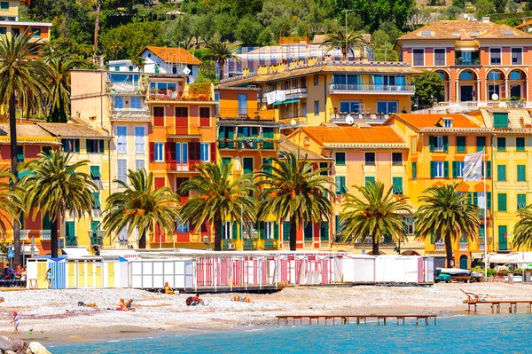 Santa Margherita Ligure, İtalya - 4 Mayıs 2015: Yazın popüler turistik destinasyon olan Santa Margherita Ligure'nin mimarisi