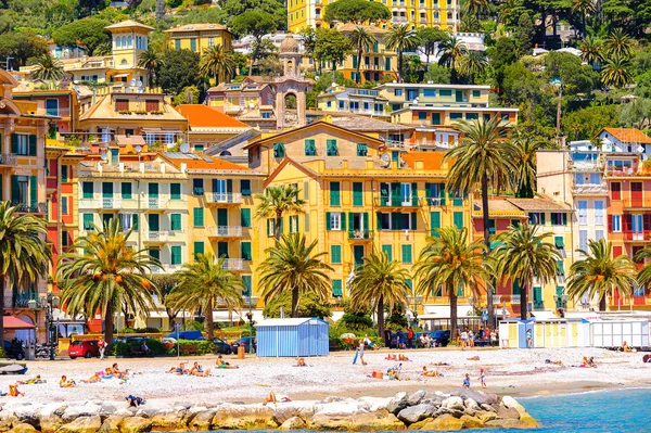 Santa Margherita Ligure, İtalya - 4 Mayıs 2015: Yazın popüler turistik destinasyon olan Santa Margherita Ligure'nin mimarisi