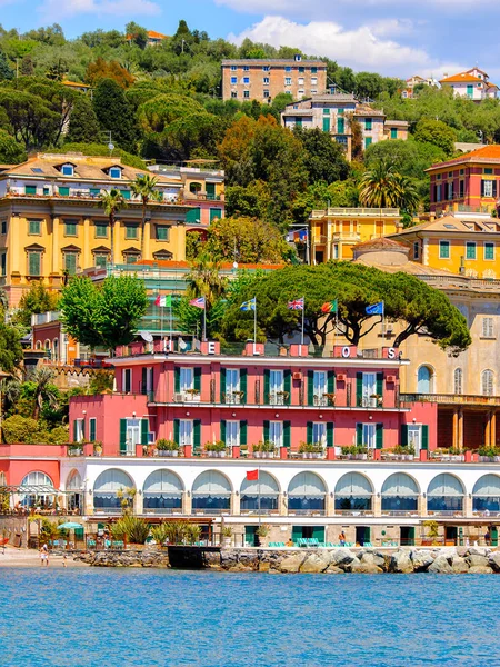 Santa Margherita Ligure, İtalya - 4 Mayıs 2015: Yaz aylarında popüler turistik destinasyon olan Santa Margherita Ligure'deki Helios Hotel