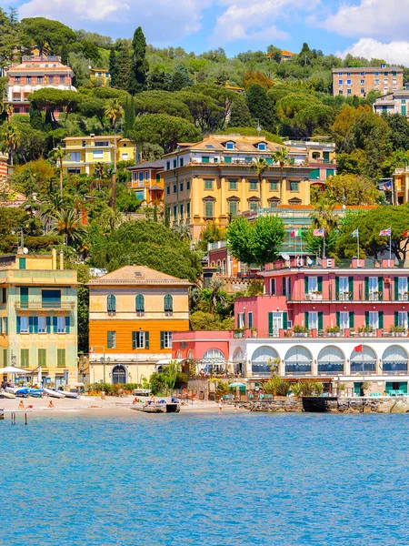 Santa Margherita Ligure, İtalya - 4 Mayıs 2015: Yaz aylarında popüler turistik destinasyon olan Santa Margherita Ligure'deki Helios Hotel