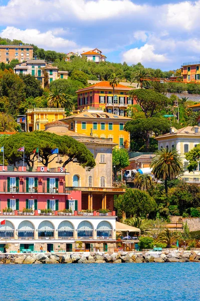 Santa Margherita Ligure, İtalya - 4 Mayıs 2015: Yaz aylarında popüler turistik destinasyon olan Santa Margherita Ligure'deki Helios Hotel