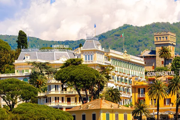 Santa Margherita Ligure, İtalya - 4 Mayıs 2015: Yazın popüler turistik destinasyon olan Santa Margherita Ligure'nin mimarisi