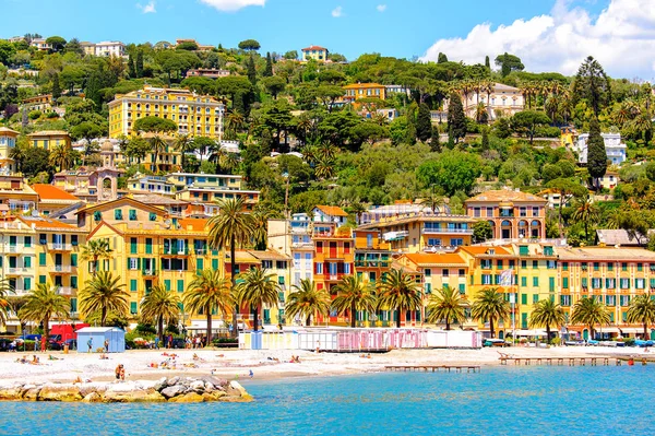 Santa Margherita Ligure, İtalya - 4 Mayıs 2015: Yazın popüler turistik destinasyon olan Santa Margherita Ligure'nin mimarisi