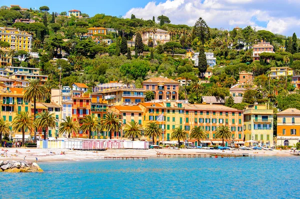 Santa Margherita Ligure, İtalya - 4 Mayıs 2015: Yazın popüler turistik destinasyon olan Santa Margherita Ligure'nin mimarisi