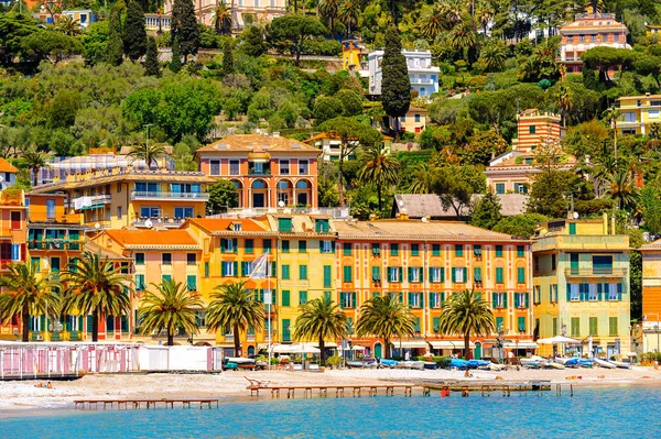 Santa Margherita Ligure, İtalya - 4 Mayıs 2015: Yazın popüler turistik destinasyon olan Santa Margherita Ligure'nin mimarisi