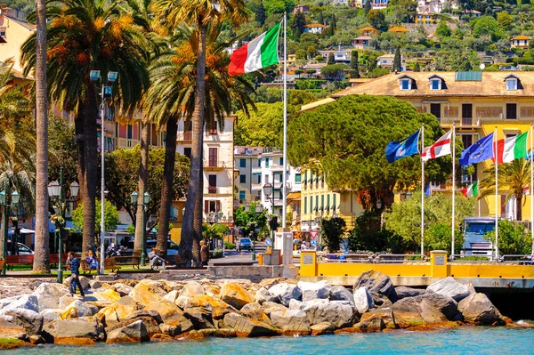 Santa Margherita Ligure, İtalya - 4 Mayıs 2015: Yazın popüler turistik destinasyon olan Santa Margherita Ligure'nin mimarisi