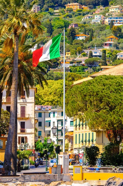 Santa Margherita Ligure, İtalya - 4 Mayıs 2015: Yazın popüler turistik destinasyon olan Santa Margherita Ligure'nin mimarisi