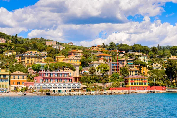 Santa Margherita Ligure, İtalya - 4 Mayıs 2015: Santa Margherita Ligure Panoraması, yaz aylarında popüler turistik destinasyondur