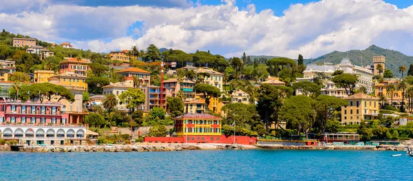 Santa Margherita Ligure, İtalya - 4 Mayıs 2015: Santa Margherita Ligure Panoraması, yaz aylarında popüler turistik destinasyondur