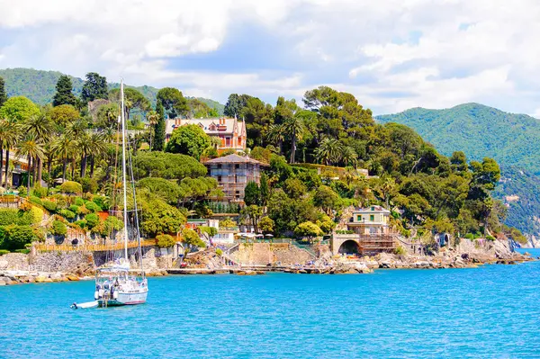 Santa Margherita Ligure, İtalya - 4 Mayıs 2015: Yazın popüler turistik destinasyon olan Santa Margherita Ligure'nin mimarisi