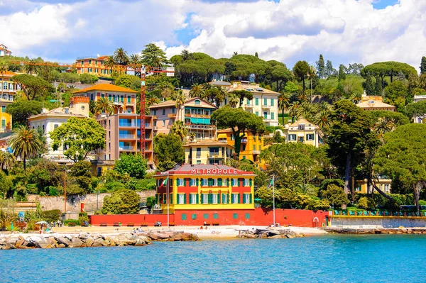 Santa Margherita Ligure, İtalya - 4 Mayıs 2015: Yazın popüler turistik destinasyon olan Santa Margherita Ligure'nin mimarisi