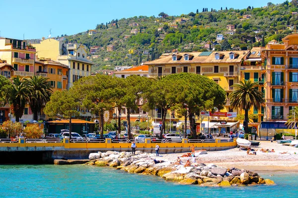 Santa Margherita Ligure, İtalya - 4 Mayıs 2015: Yazın popüler turistik destinasyon olan Santa Margherita Ligure'nin mimarisi