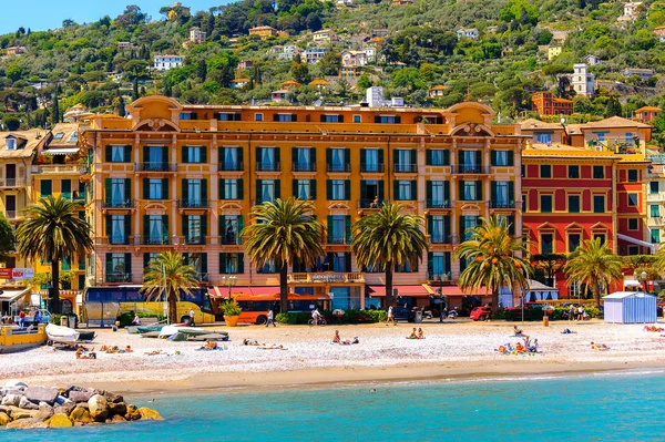 Santa Margherita Ligure, İtalya - 4 Mayıs 2015: Yazın popüler turistik destinasyon olan Santa Margherita Ligure'nin mimarisi