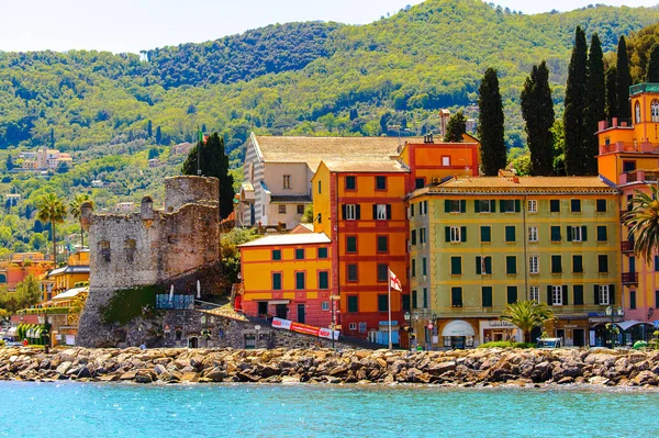 Santa Margherita Ligure, İtalya - 4 Mayıs 2015: Yazın popüler turistik destinasyon olan Santa Margherita Ligure'nin mimarisi