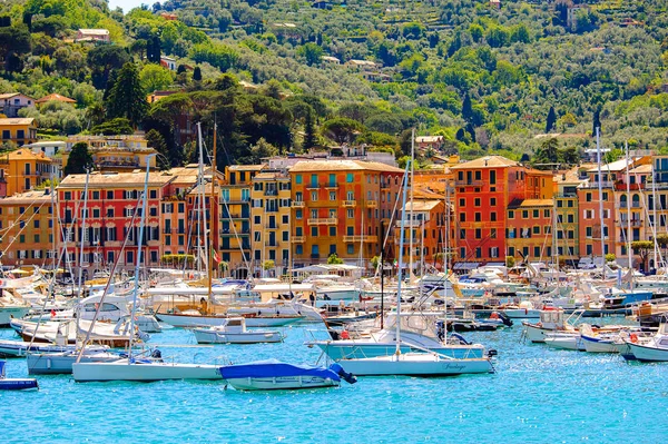 Santa Margherita Ligure, İtalya - 4 Mayıs 2015: Yaz aylarında popüler turistik destinasyon olan Santa Margherita Ligure'deki Ligurian Denizi Kıyısı