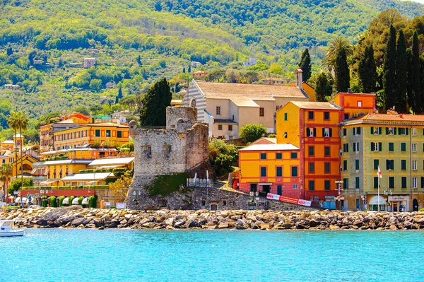 Santa Margherita Ligure, İtalya - 4 Mayıs 2015: Yaz aylarında popüler turistik destinasyon olan Santa Margherita Ligure'deki Ligurian Denizi Kıyısı