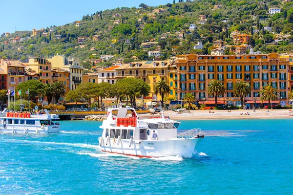Santa Margherita Ligure, İtalya - 4 Mayıs 2015: Yaz aylarında popüler turistik destinasyon olan Santa Margherita Ligure'deki Ligurian Denizi Kıyısı