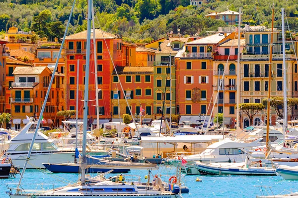 Santa Margherita Ligure, İtalya - 4 Mayıs 2015: Yaz aylarında popüler turistik destinasyon olan Santa Margherita Ligure'deki Ligurian Denizi Kıyısı