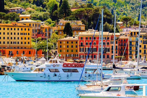 Santa Margherita Ligure, İtalya - 4 Mayıs 2015: Yaz aylarında popüler turistik destinasyon olan Santa Margherita Ligure'deki Ligurian Denizi Kıyısı