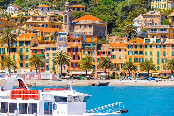 Santa Margherita Ligure, İtalya - 4 Mayıs 2015: Yaz aylarında popüler turistik destinasyon olan Santa Margherita Ligure'deki Ligurian Denizi Kıyısı