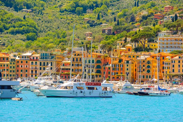 Santa Margherita Ligure, İtalya - 4 Mayıs 2015: Yaz aylarında popüler turistik destinasyon olan Santa Margherita Ligure'deki Ligurian Denizi Kıyısı
