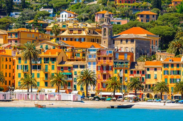 Santa Margherita Ligure, İtalya - 4 Mayıs 2015: Yaz aylarında popüler turistik destinasyon olan Santa Margherita Ligure'deki Ligurian Denizi Kıyısı