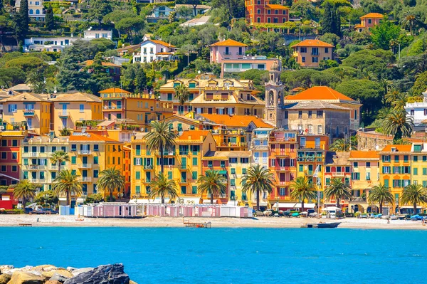 Santa Margherita Ligure, İtalya - 4 Mayıs 2015: Yaz aylarında popüler turistik destinasyon olan Santa Margherita Ligure'deki Ligurian Denizi Kıyısı