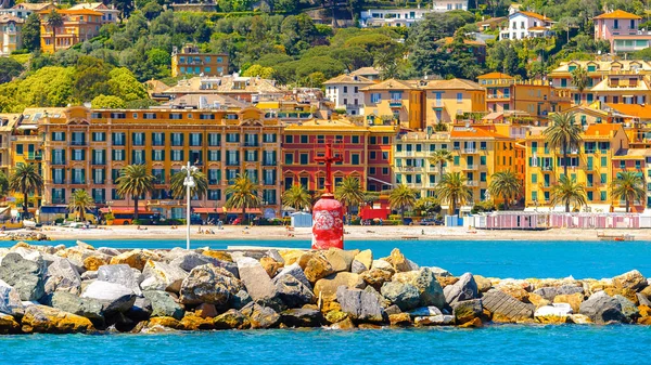 Santa Margherita Ligure, İtalya - 4 Mayıs 2015: Yaz aylarında popüler turistik destinasyon olan Santa Margherita Ligure'deki Ligurian Denizi Kıyısı
