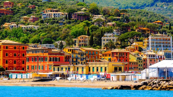 Santa Margherita Ligure, İtalya - 4 Mayıs 2015: Yaz aylarında popüler turistik destinasyon olan Santa Margherita Ligure'deki Ligurian Denizi Kıyısı