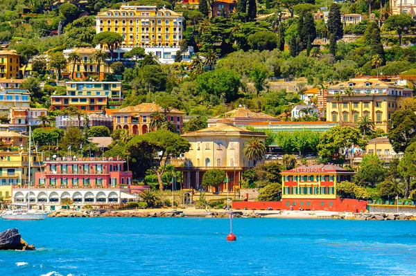 Santa Margherita Ligure, İtalya - 4 Mayıs 2015: Yaz aylarında popüler turistik destinasyon olan Santa Margherita Ligure'deki Ligurian Denizi Kıyısı