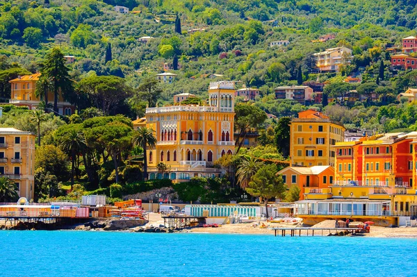 Santa Margherita Ligure, İtalya - 4 Mayıs 2015: Yaz aylarında popüler turistik destinasyon olan Santa Margherita Ligure'deki Ligurian Denizi Kıyısı