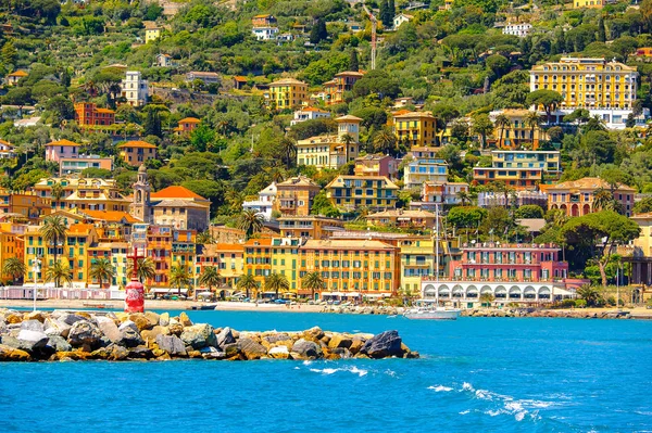 Santa Margherita Ligure, İtalya - 4 Mayıs 2015: Yaz aylarında popüler turistik destinasyon olan Santa Margherita Ligure'deki Ligurian Denizi Kıyısı