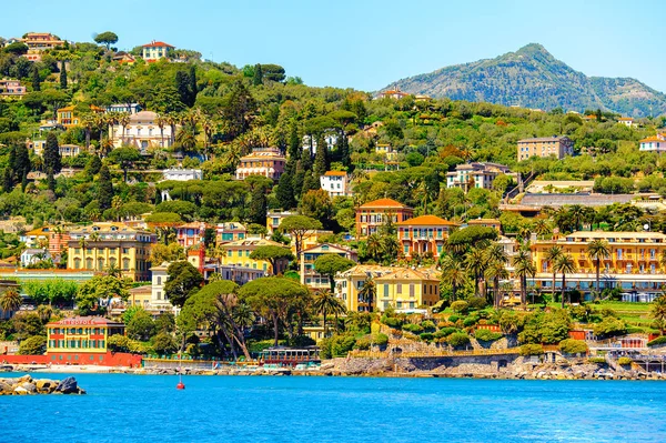 Santa Margherita Ligure, İtalya - 4 Mayıs 2015: Yaz aylarında popüler turistik destinasyon olan Santa Margherita Ligure'deki Ligurian Denizi Kıyısı