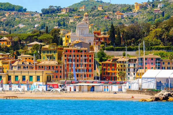 Santa Margherita Ligure, İtalya - 4 Mayıs 2015: Yaz aylarında popüler turistik destinasyon olan Santa Margherita Ligure'deki Ligurian Denizi Kıyısı