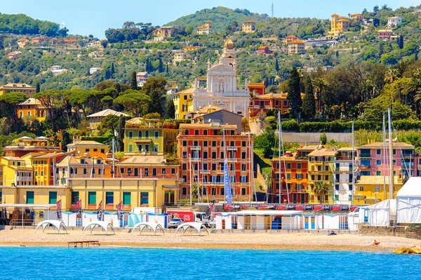 Santa Margherita Ligure, İtalya - 4 Mayıs 2015: Yaz aylarında popüler turistik destinasyon olan Santa Margherita Ligure'deki Ligurian Denizi Kıyısı