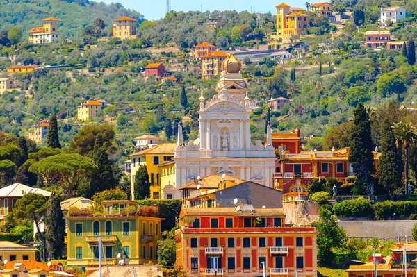 Santa Margherita Ligure, İtalya - 4 Mayıs 2015: Yaz aylarında popüler turistik destinasyon olan Santa Margherita Ligure'deki Ligurian Denizi Kıyısı