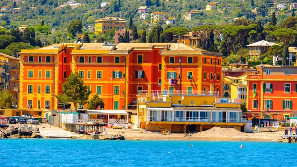 Santa Margherita Ligure, İtalya - 4 Mayıs 2015: Yaz aylarında popüler turistik destinasyon olan Santa Margherita Ligure'deki Ligurian Denizi Kıyısı