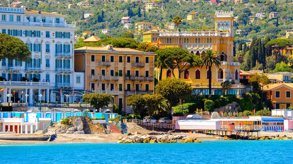 Santa Margherita Ligure, İtalya - 4 Mayıs 2015: Yaz aylarında popüler turistik destinasyon olan Santa Margherita Ligure'deki Ligurian Denizi Kıyısı