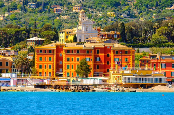Santa Margherita Ligure, İtalya - 4 Mayıs 2015: Yaz aylarında popüler turistik destinasyon olan Santa Margherita Ligure'deki Ligurian Denizi Kıyısı