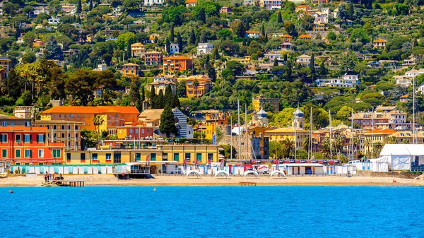 Santa Margherita Ligure, İtalya - 4 Mayıs 2015: Yaz aylarında popüler turistik destinasyon olan Santa Margherita Ligure'deki Ligurian Denizi Kıyısı