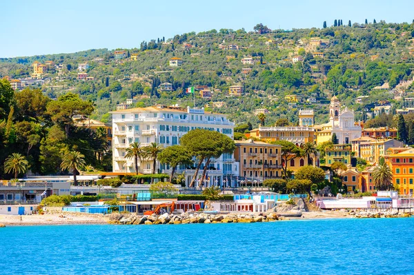 Santa Margherita Ligure, İtalya - 4 Mayıs 2015: Yaz aylarında popüler turistik destinasyon olan Santa Margherita Ligure'deki Ligurian Denizi Kıyısı