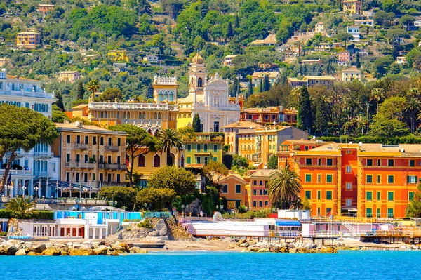 Santa Margherita Ligure, İtalya - 4 Mayıs 2015: Yaz aylarında popüler turistik destinasyon olan Santa Margherita Ligure'deki Ligurian Denizi Kıyısı