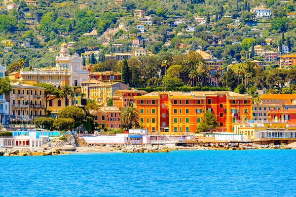 Santa Margherita Ligure, İtalya - 4 Mayıs 2015: Yaz aylarında popüler turistik destinasyon olan Santa Margherita Ligure'deki Ligurian Denizi Kıyısı