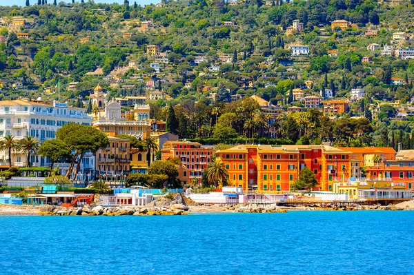 Santa Margherita Ligure, İtalya - 4 Mayıs 2015: Yaz aylarında popüler turistik destinasyon olan Santa Margherita Ligure'deki Ligurian Denizi Kıyısı