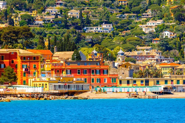 Santa Margherita Ligure, İtalya - 4 Mayıs 2015: Yaz aylarında popüler turistik destinasyon olan Santa Margherita Ligure'deki Ligurian Denizi Kıyısı